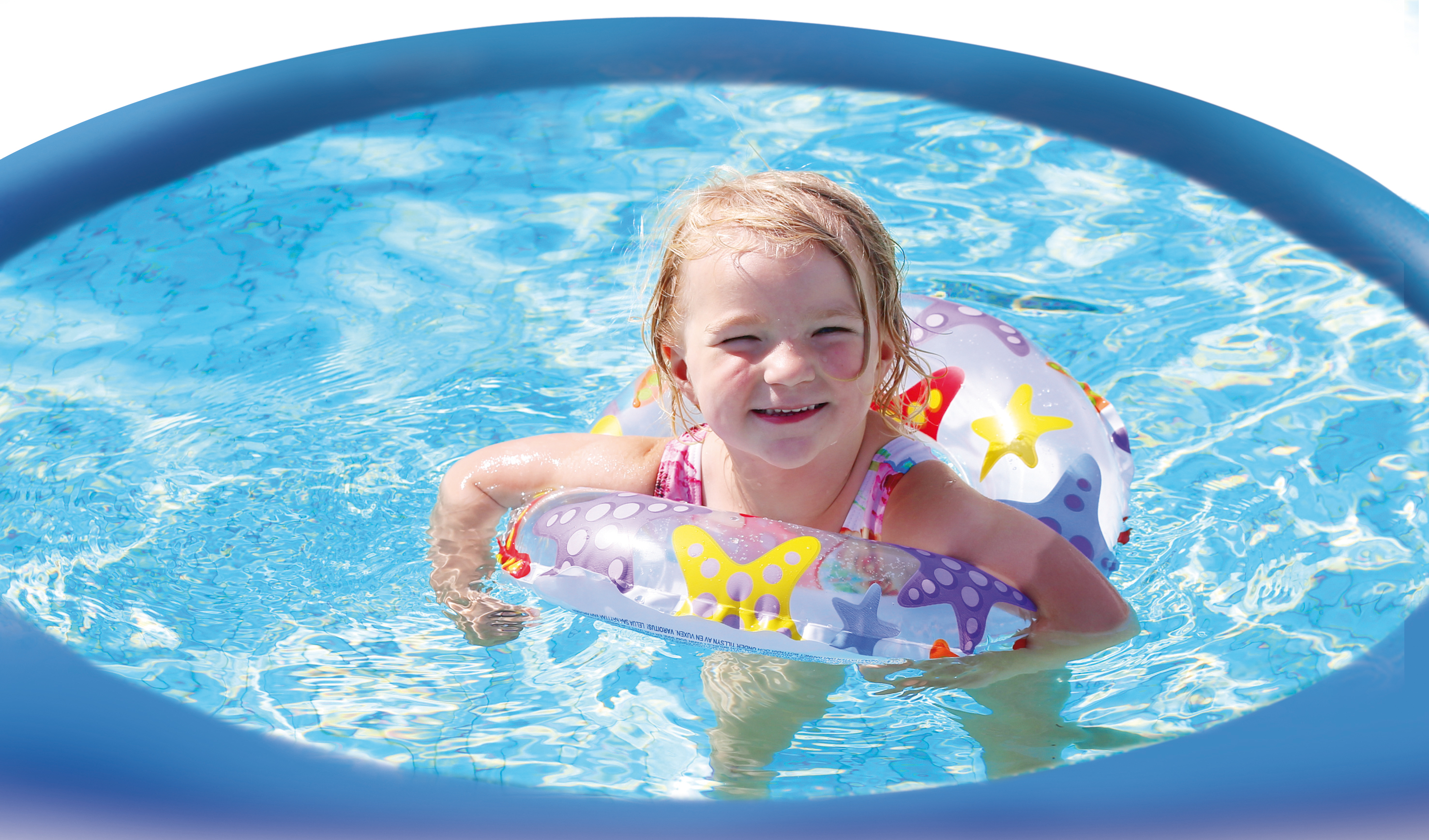Kleines Kind schwimmt mit Schwimmreifen in kleinem Pool 