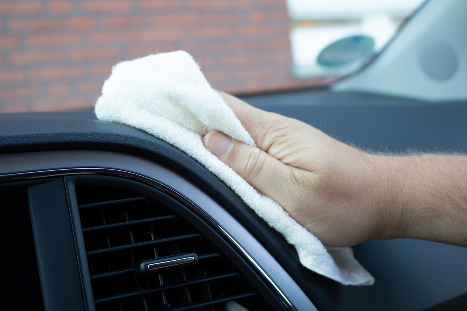 Auto putzen mit Hausmitteln: Umweltfreundliche Alternative zur Fahrzeugreinigung